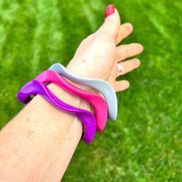 Vintage Acrylic Wave Bangle Bracelets - Picture 8 of 8